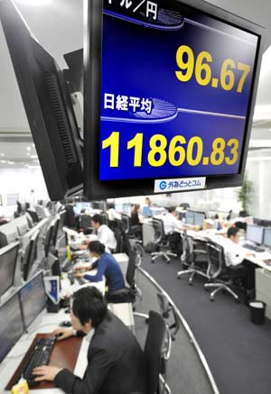 Currency dealers are seen under an electronic board showing the Japanese yen's exchange rate against the U.S. dollar in Tokyo March 17, 2008.(Xinhua/AFP Photo)