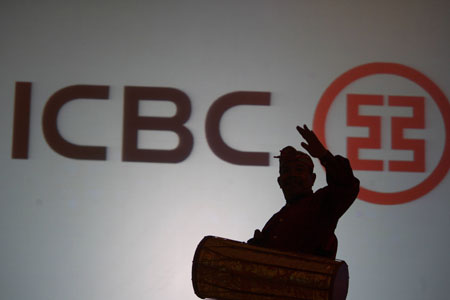 An actor performs traditional Indonesian dance during the opening ceremony of the Indonesian subsidiary of the Industrial and Commercial Bank of China (ICBC) in Jakarta, capital of Indonesia, Nov. 12, 2007. A ceremony was held here on Monday to celebrate the establishment of ICBC's Indonesian subsidiary.
